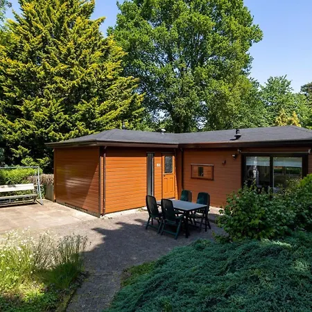 Bungalowpark Het Verscholen Dorp ホリデーパーク 2*