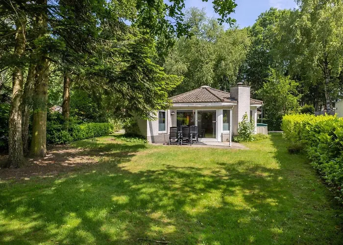 Bungalowpark Het Verscholen Dorp פארק נופש 2*